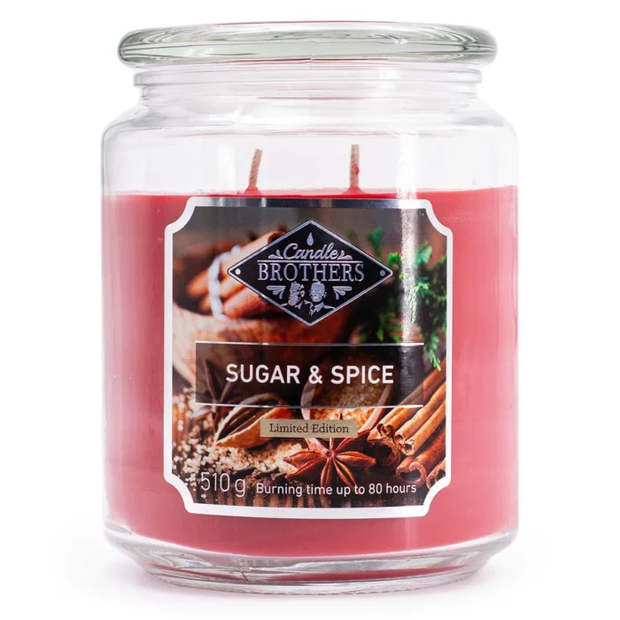 Rote Candle Brothers Sugar & Spice Kerze im Glas mit sichtbarem Etikett