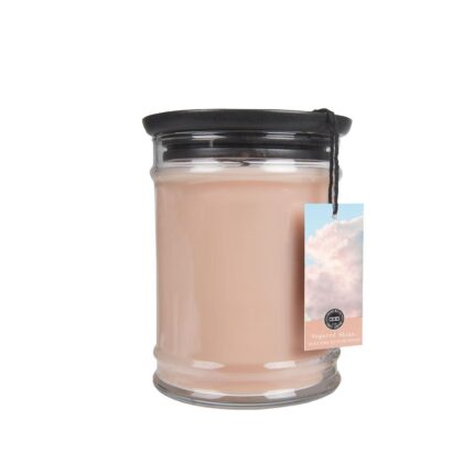 Detailansicht der Sugared Skies Kerze im Glas mit Anhängeetikett