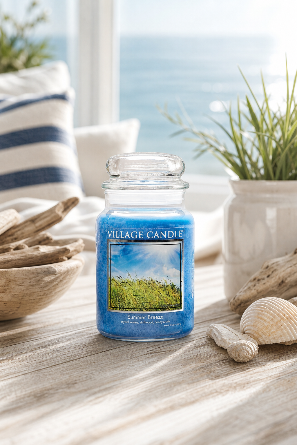 Blaue Village Candle Summer Breeze Kerze auf Holztisch am Fenster