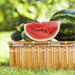 Wassermelonenscheibe und Gurken auf einem geflochtenen Korb