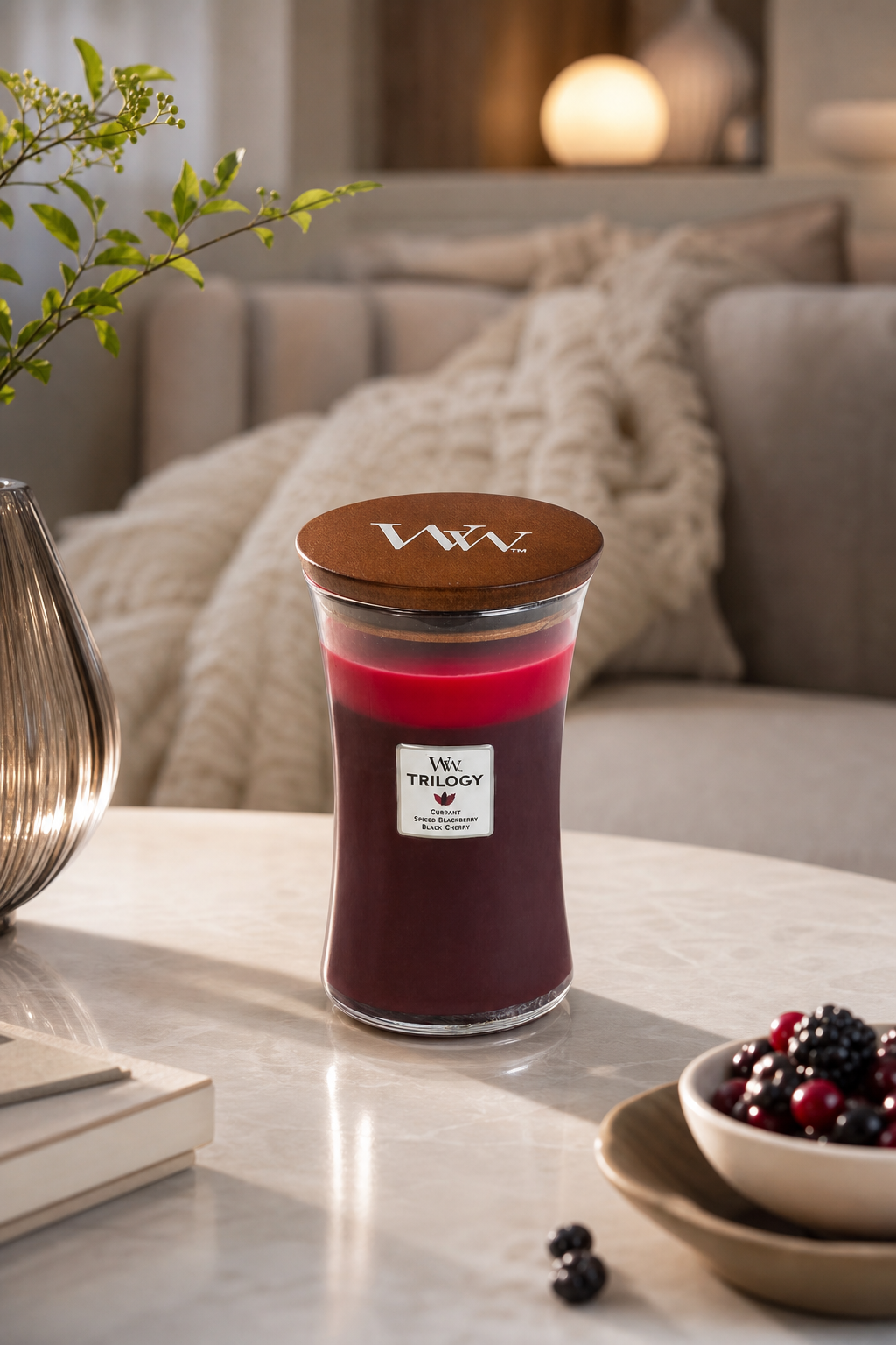 WoodWick Trilogy Kerze mit Deckel auf einem Wohnzimmertisch