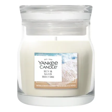 Yankee Candle Sun & Sand Kerze im Glas vor weißem Hintergrund