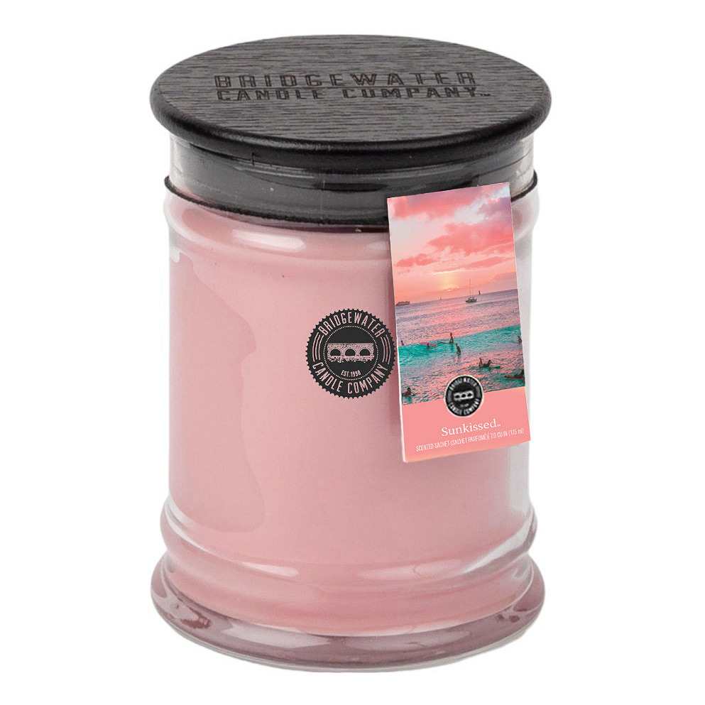 Bridgewater Sunkissed Duftkerze Rosa Duftkerze im Glas mit schwarzem Deckel und Strandmotiv auf dem Etikett