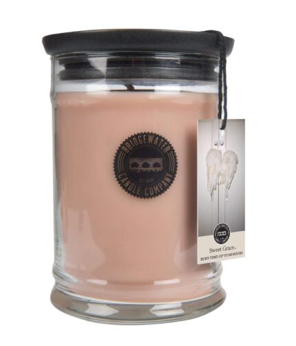 Sweet Grace Kerze im Glas mit schwarzem Deckel und Produktanhänger