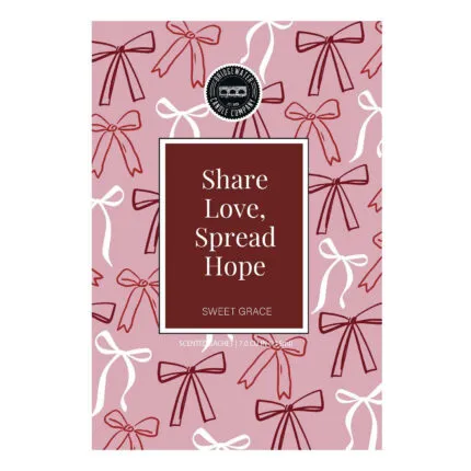 Nahaufnahme des Bridgewater Duftsachets mit Share Love und Sweet Grace Schriftzug
