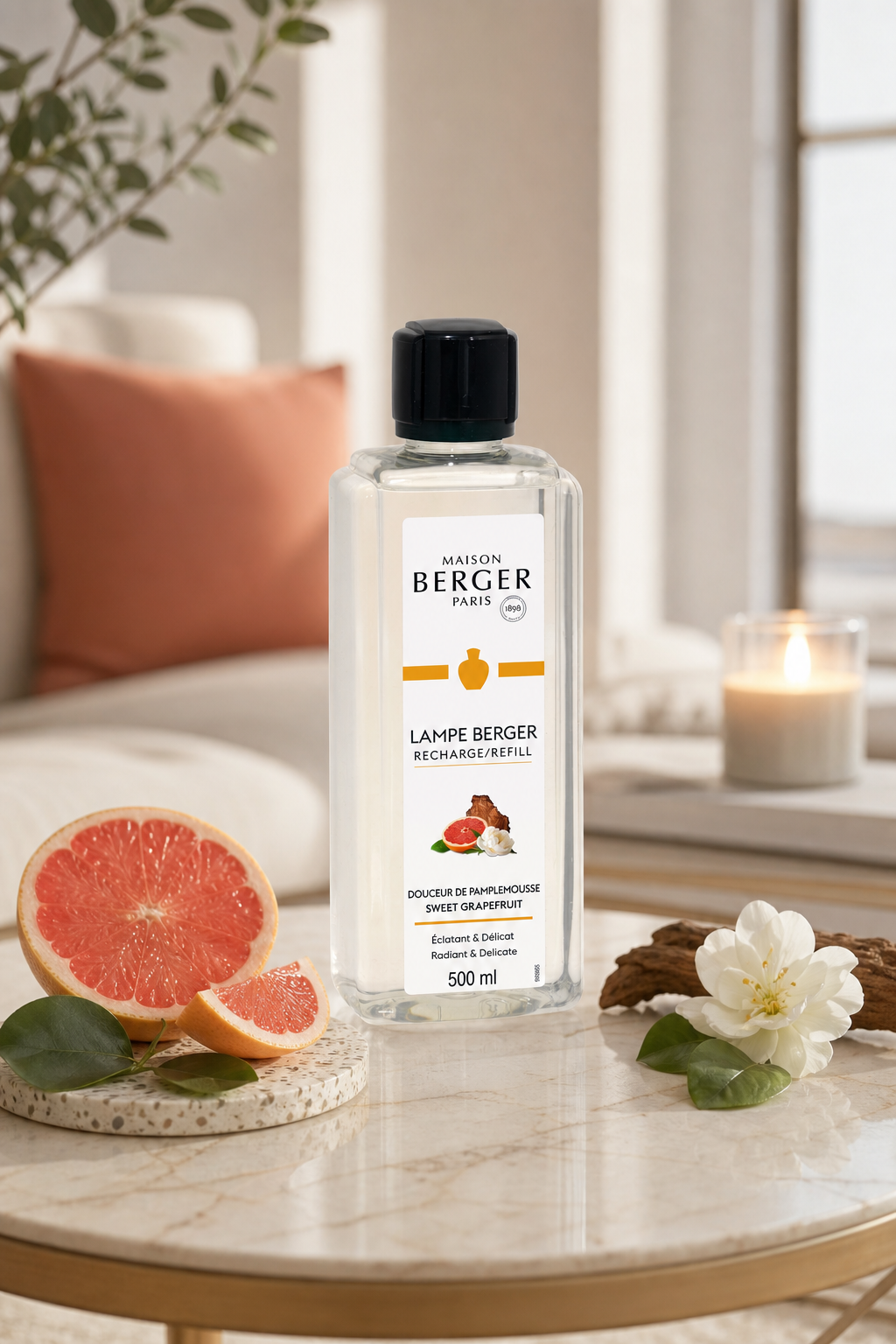 Maison Berger Nachfüller neben Grapefruit, Blüten und brennender Kerze