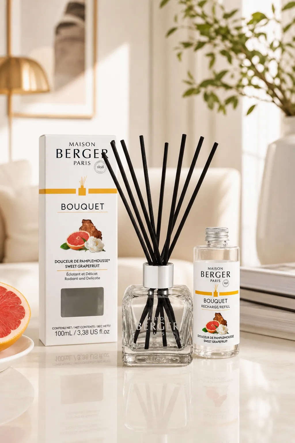 Diffuser im Wohnraum Maison Berger Paris Diffuser mit Verpackung und Nachfüllflasche auf Tisch im Wohnraum