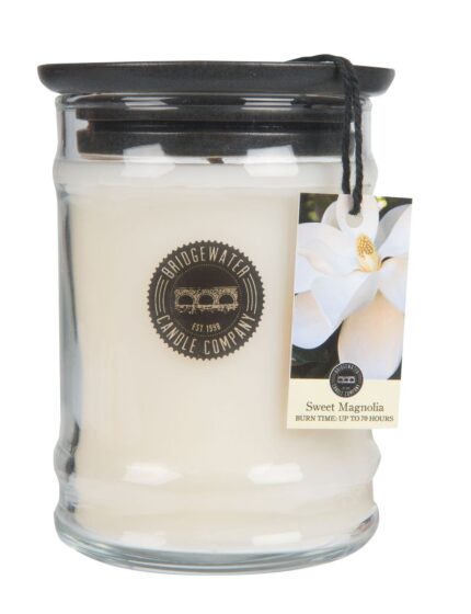 Bridgewater Sweet Magnolia Kerze mit Magnolienblüten auf dem Anhängeetikett