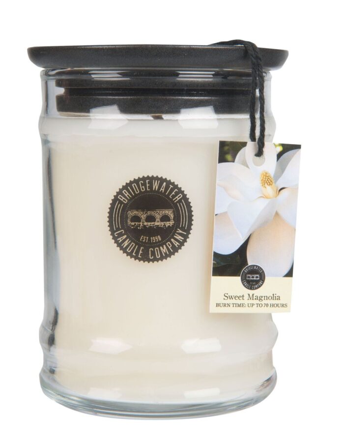 Bridgewater Sweet Magnolia Kerze mit Magnolienblüten auf dem Anhängeetikett