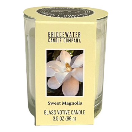 Bridgewater Sweet Magnolia Glasvotivkerze mit Etikett und Magnolienblüte