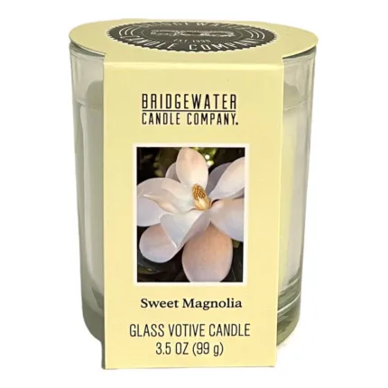 Bridgewater Sweet Magnolia Glasvotivkerze mit Etikett und Magnolienblüte