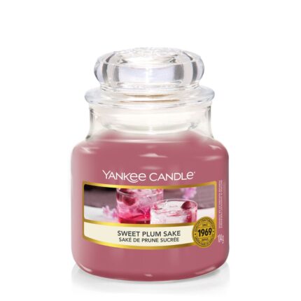 Rosa Yankee Candle Sweet Plum Sake Kerze im Glas mit Deckel