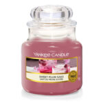 Yankee Candle Sweet Plum Sake Kerze im Glas mit Deckel