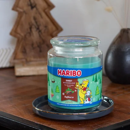 Haribo Duftkerze Sweet Wonderland auf schwarzem Teller in Wohnumgebung