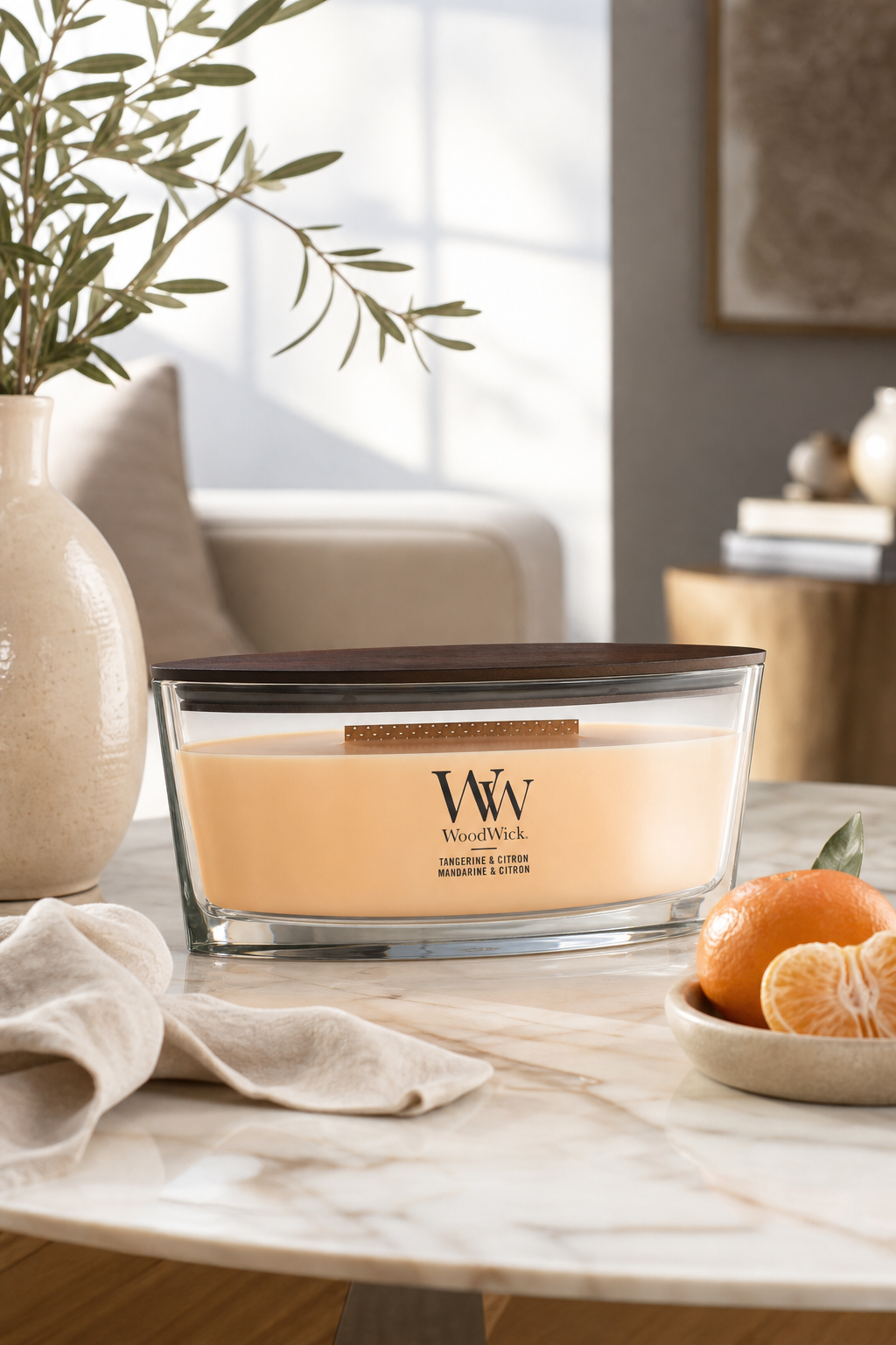 WoodWick Tangerine & Citron Kerze auf einem Tisch im Wohnraum