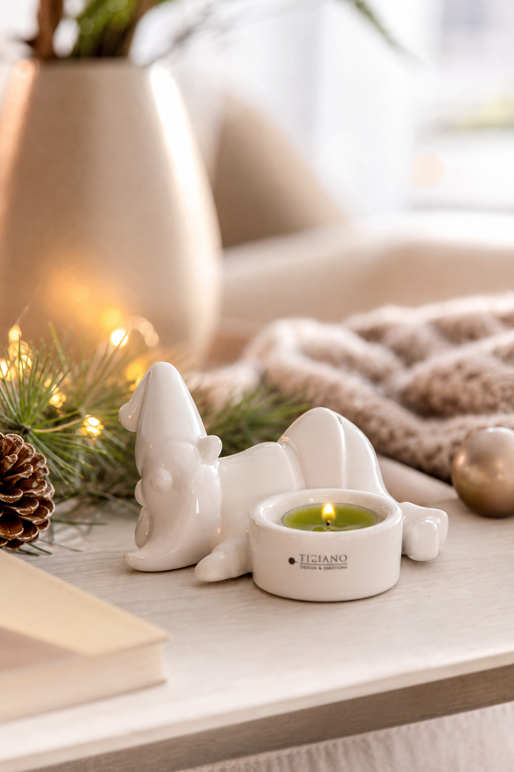 Teelichthalter Santa Joelo liegend 11cm cremeweiß in einer stimmungsvollen Anwendungsszene