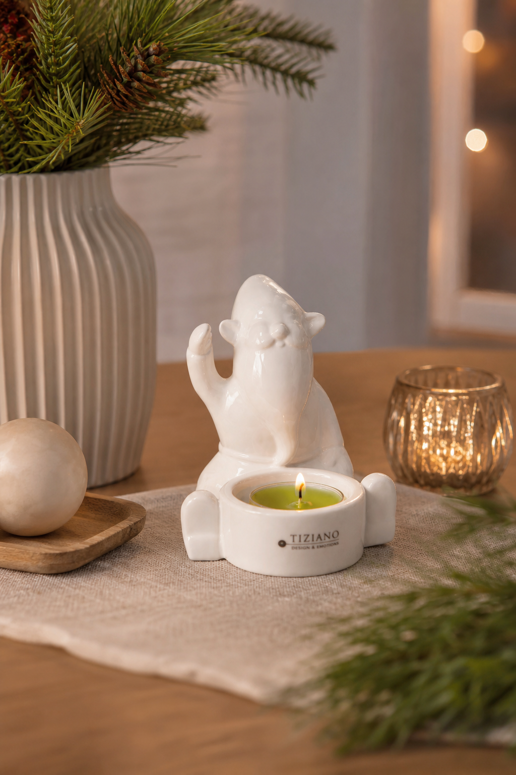 Teelichthalter Santa Joelo sitzend 11cm cremeweiß in einer stimmungsvollen Anwendungsszene
