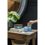 Mehrere WoodWick Tempest Kerzen auf einem Holztisch