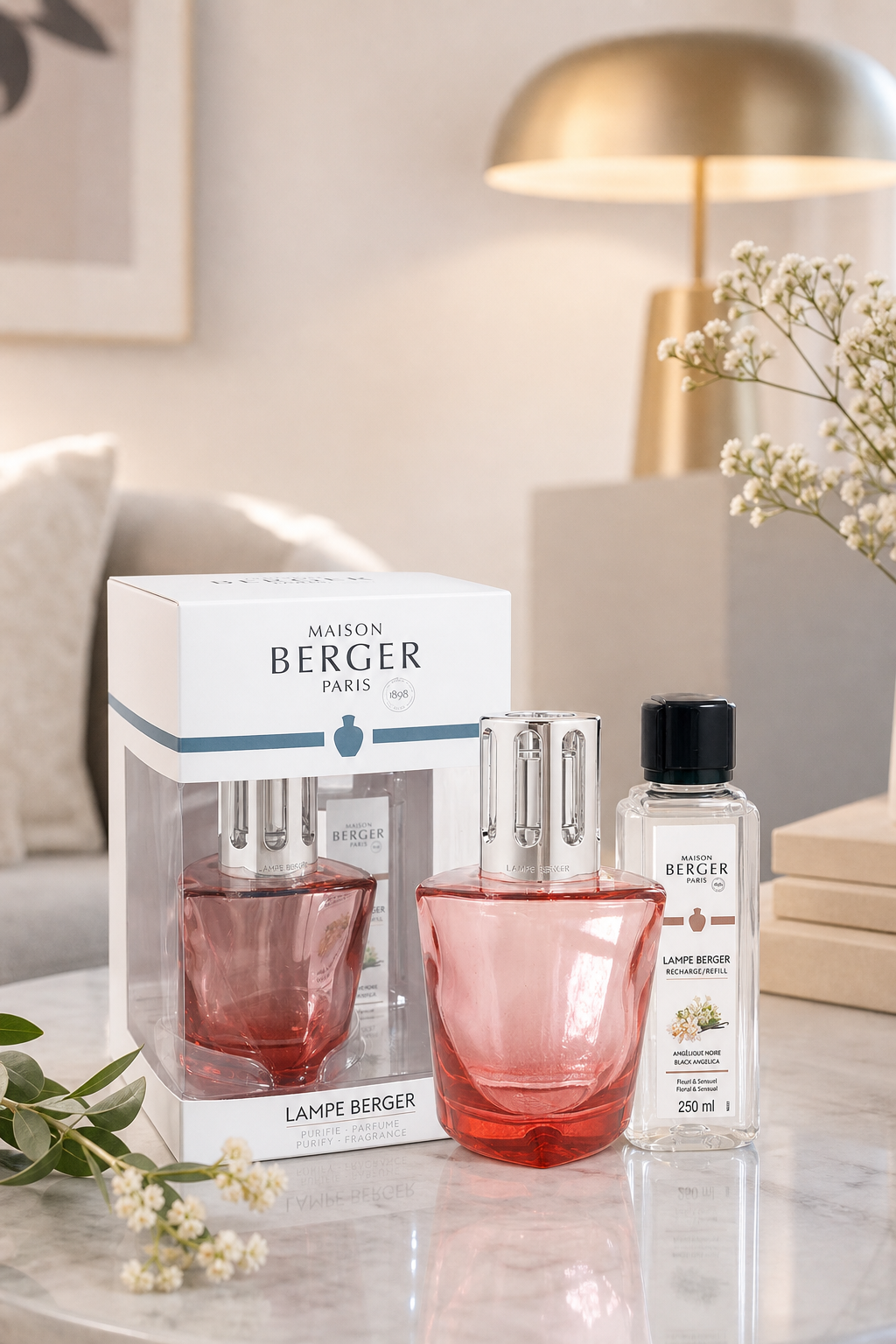 Rosa Lampe Berger Set mit Verpackung und Nachfüllflasche im Wohnambiente