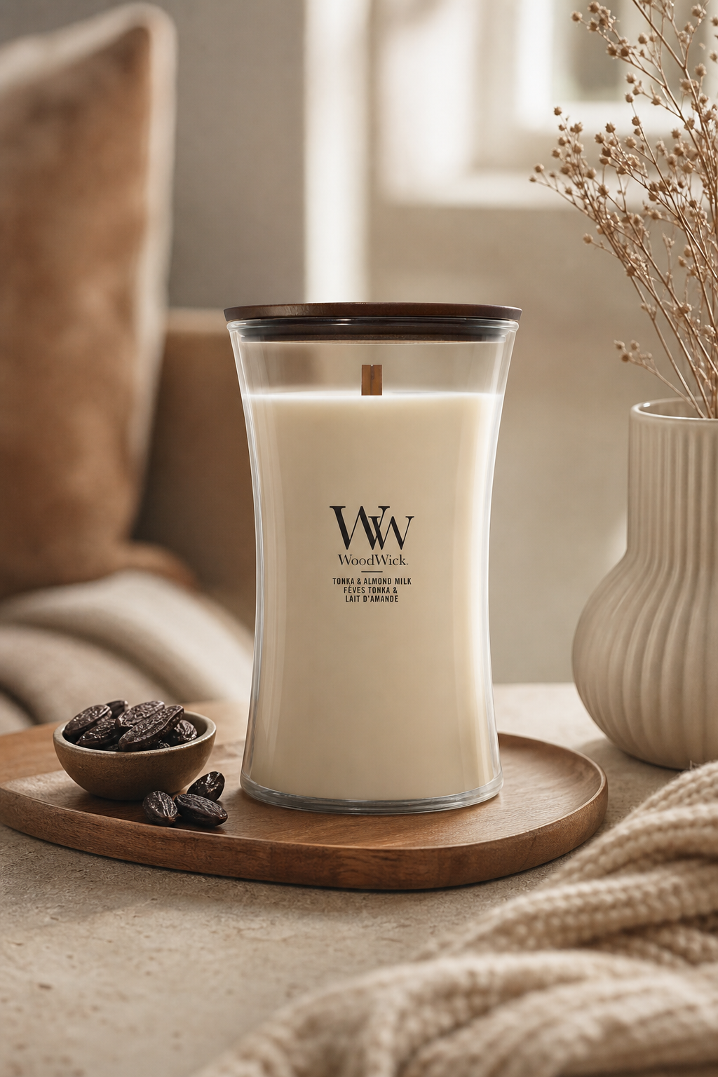WoodWick Tonka & Almond Milk Kerze ohne Deckel auf Holztablett