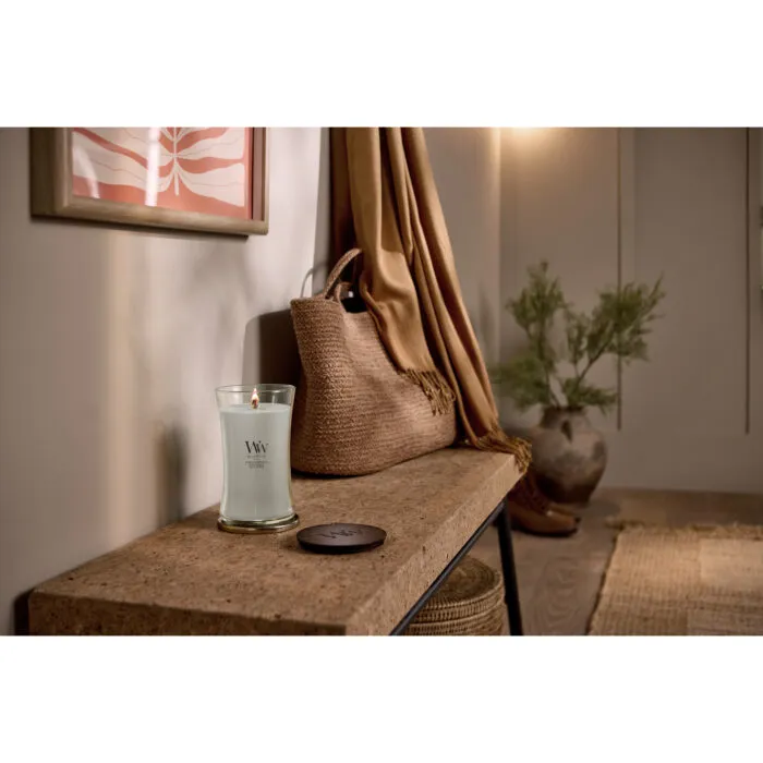 WoodWick Kerze auf Holztablett neben Schale und Vase