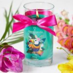 Brennende Toucan Paradise Kerze mit Tukanmotiv und pinker Schleife