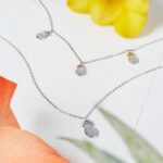 Silberfarbene Fußkette mit mehreren Muschel- und Ananasanhängern