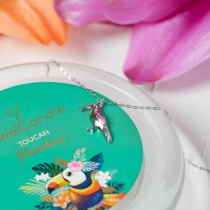 Silberfarbene Kette mit Tukananhänger auf Toucan-Paradise-Kerzendekor