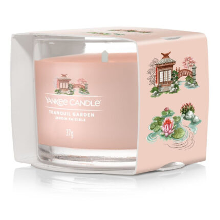 Yankee Candle Tranquil Garden Kerze in geöffneter bedruckter Verpackung