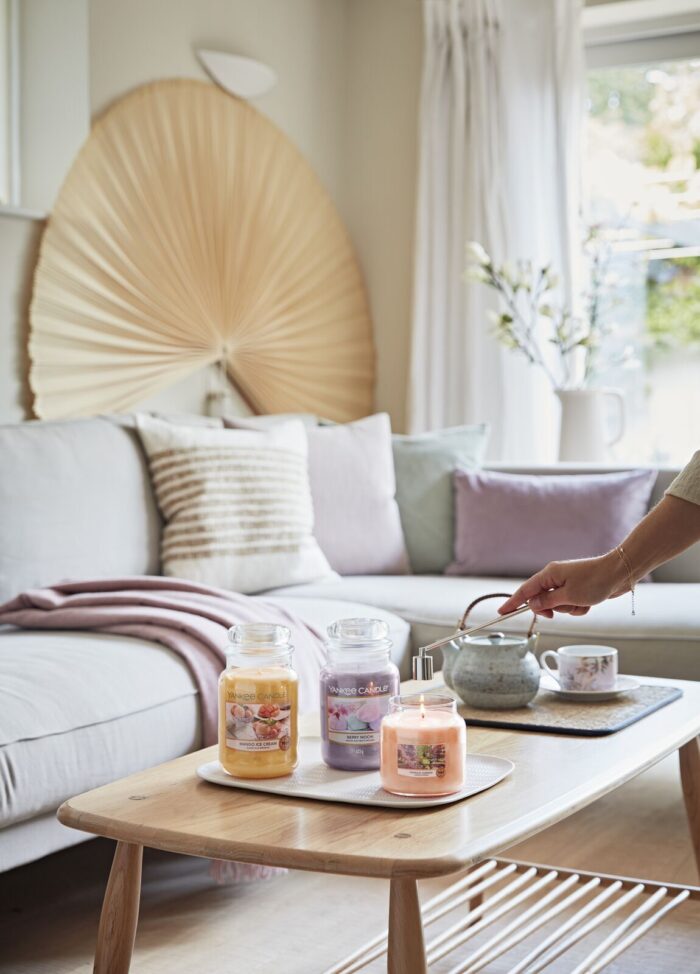 Berry Mochi Kerze steht mit zwei weiteren Yankee Candle Kerzen auf einem Tablett