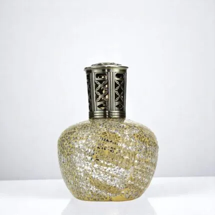 Goldfarbene Duftlampe Treasure Chest L mit dekorativem Flakon und silbernen Mosaikdetails