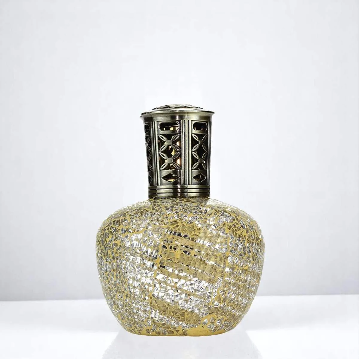 Treasure Chest L Duftlampe Goldfarbene Duftlampe Treasure Chest L mit dekorativem Flakon und silbernen Mosaikdetails