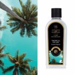 Nahaufnahme der Tropical Escape Lamp Fragrance Flasche mit Palmenetikett