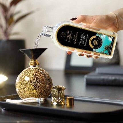 Tropical Escape Lampenfragrance wird in eine Duftlampe eingefüllt