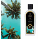 Nahaufnahme der Tropical Escape Lamp Fragrance Flasche mit Palmenetikett