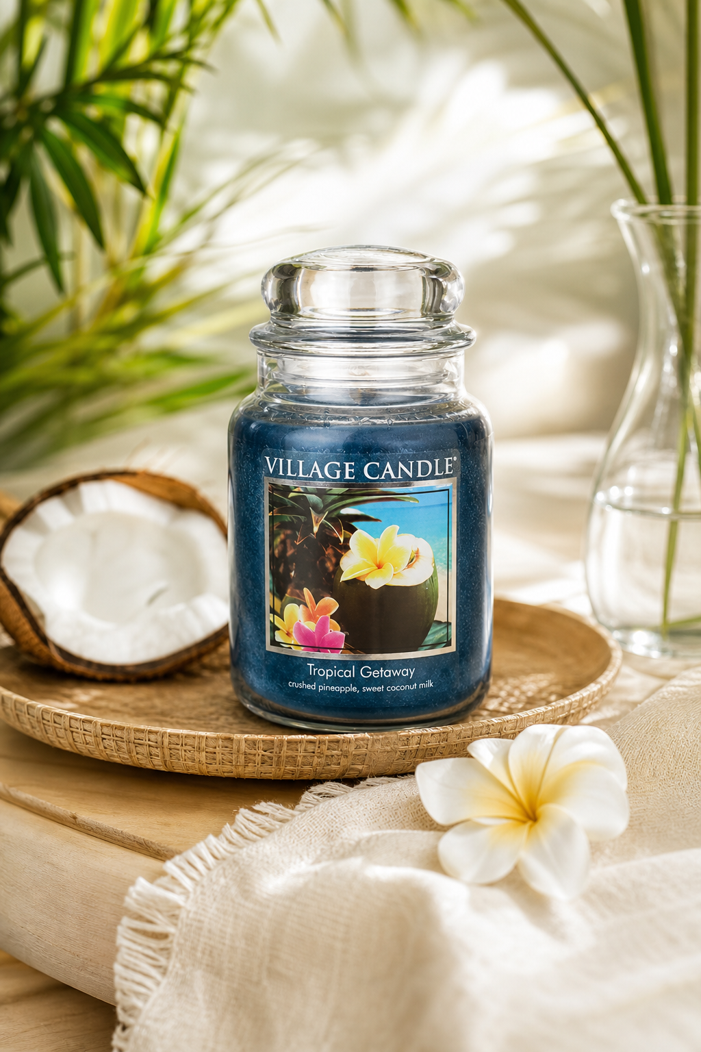 Village Candle Tropical Getaway Kerze auf einem Tablett mit tropischer Dekoration