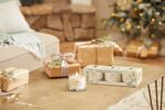 Brennende Yankee Candle Twinkling Lights Votivkerze neben Geschenkverpackung