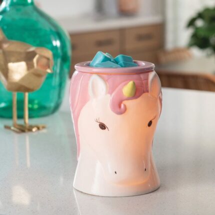 Einhorn-Duftlampe mit türkisfarbenen Wachswürfeln auf einer Küchenarbeitsplatte