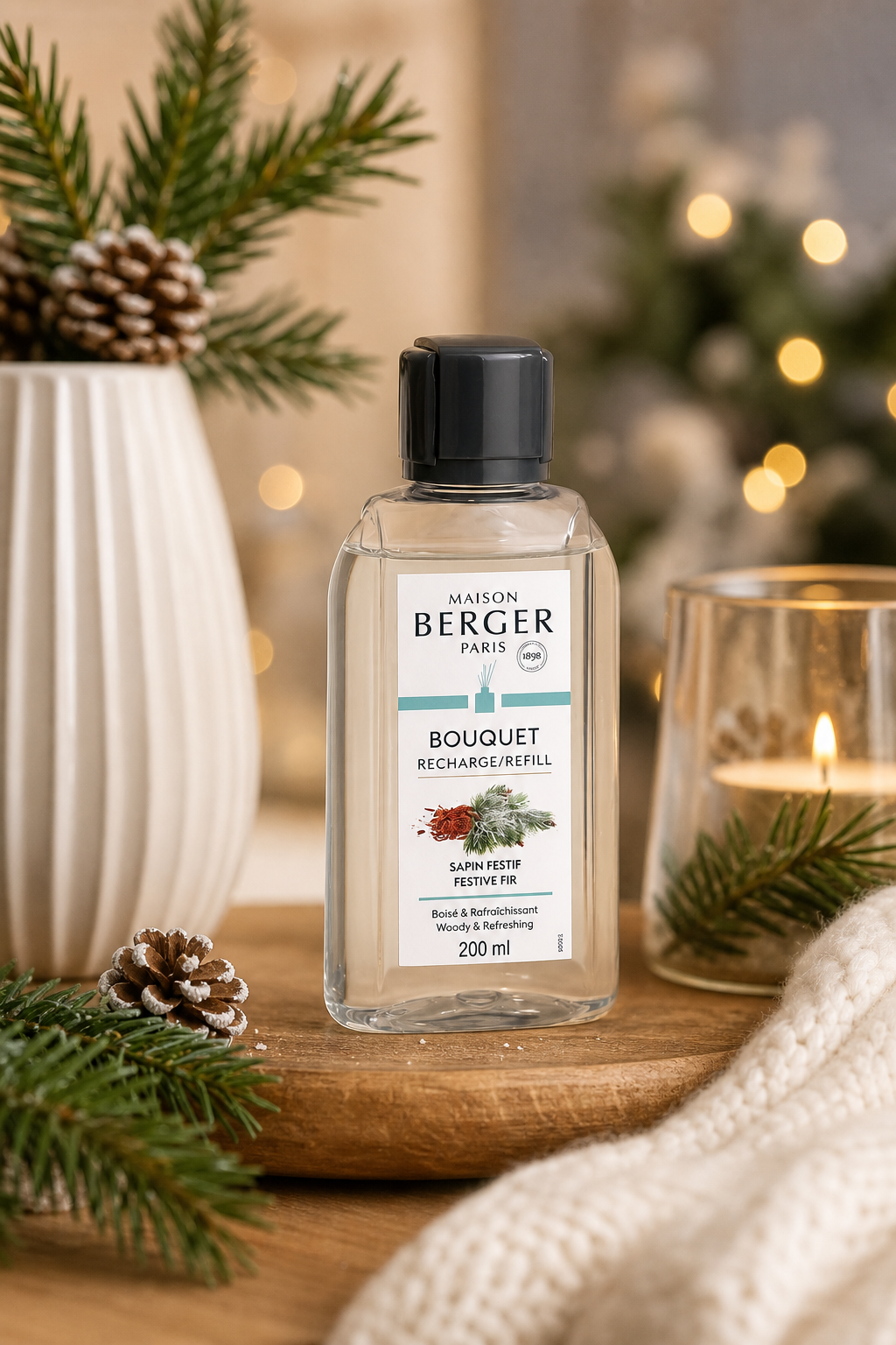 Maison Berger Nachfüllflasche auf Holztablett mit Tannenzweigen und Weihnachtsdekoration