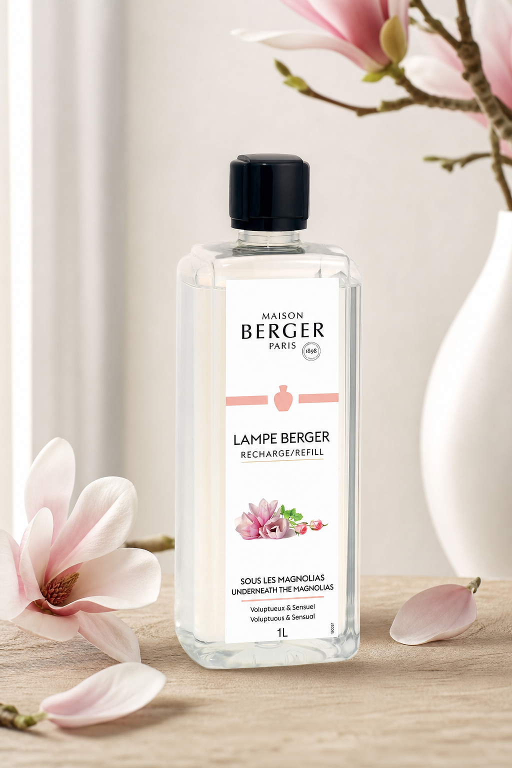 Maison Berger Nachfüller mit Magnolienblüten auf einem Holztisch