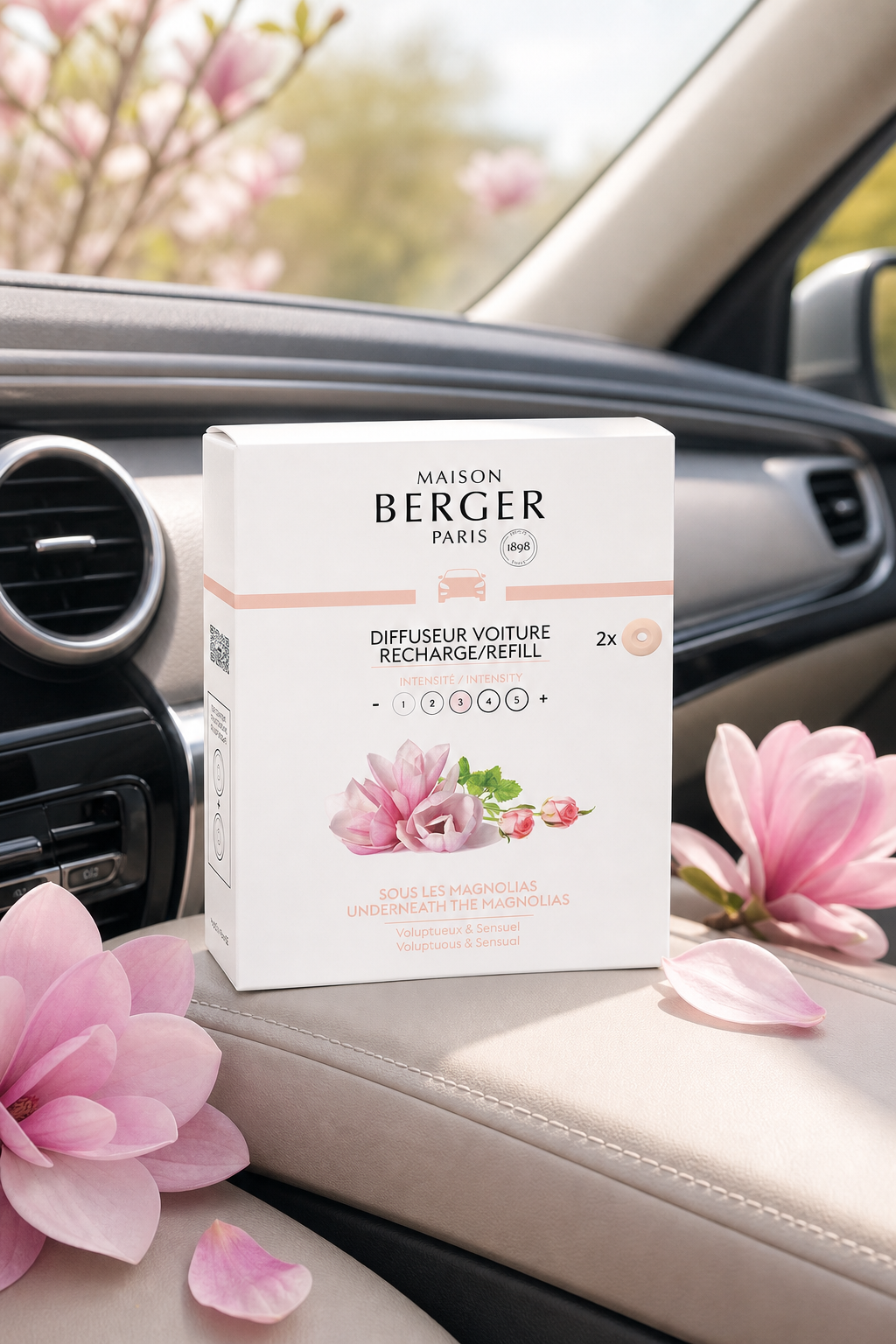 Maison Berger Verpackung eines Autoduft-Nachfüllers auf dem Beifahrersitz