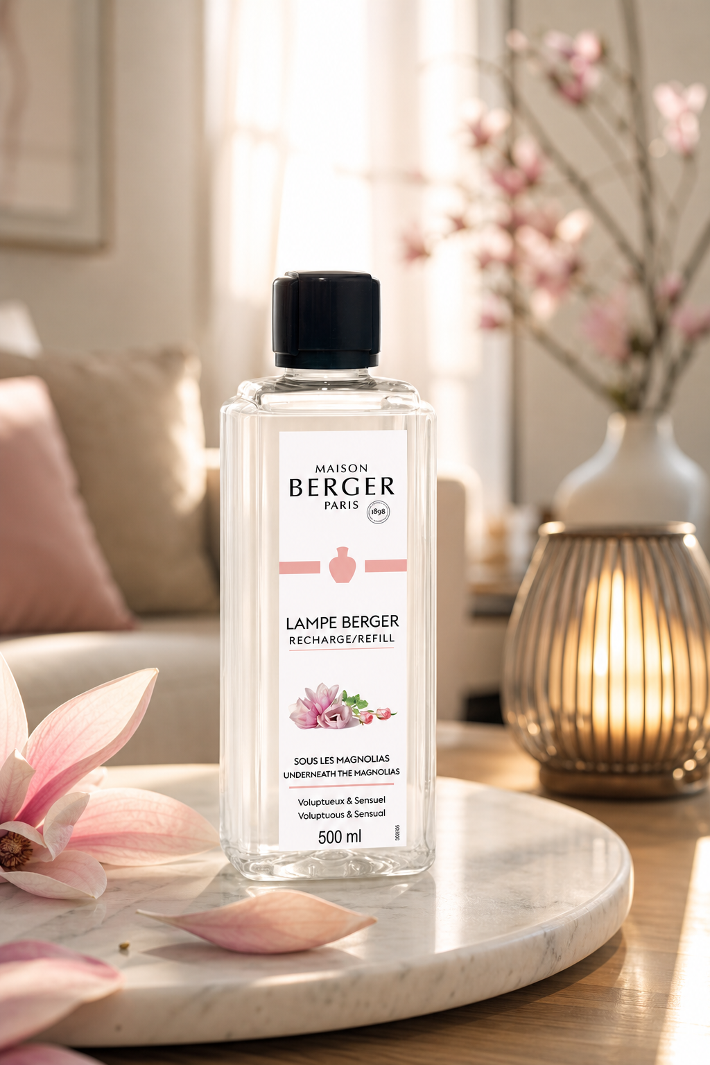 Maison Berger Nachfüllflasche Unter den Magnolien auf einem Wohnzimmertisch
