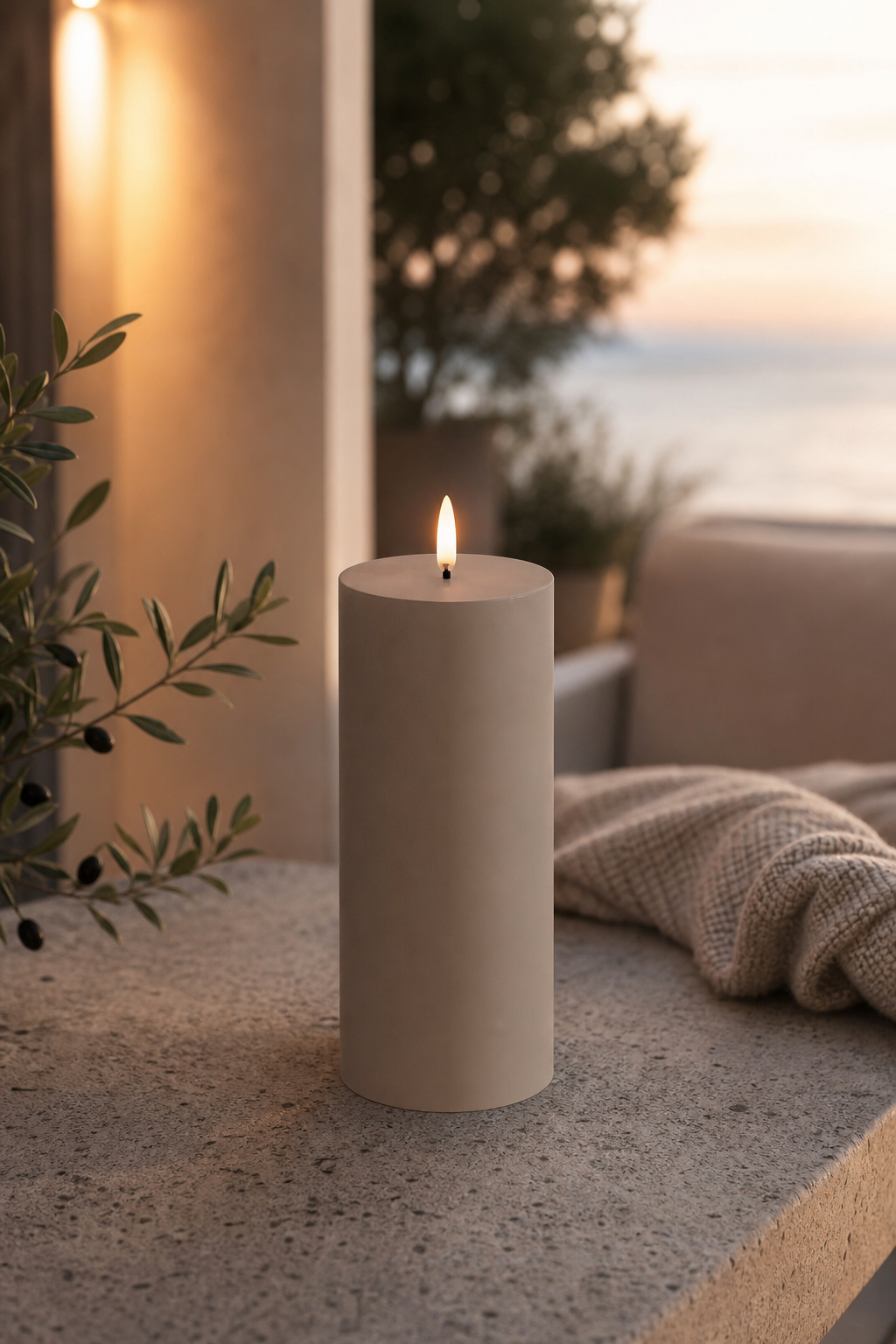 Uyuni Outdoor LED Stumpenkerze 7,8 x 17,8cm sandstone – Stimmungsbild Uyuni Outdoor LED Stumpenkerze 7,8 x 17,8cm sandstone in einer stimmungsvollen Anwendungsszene