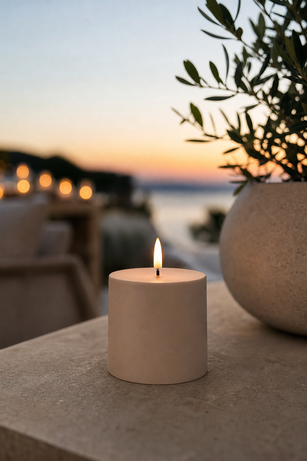 Uyuni Outdoor LED Stumpenkerze 7,8 x 7,8cm sandstone – Stimmungsbild Uyuni Outdoor LED Stumpenkerze 7,8 x 7,8cm sandstone in einer stimmungsvollen Anwendungsszene