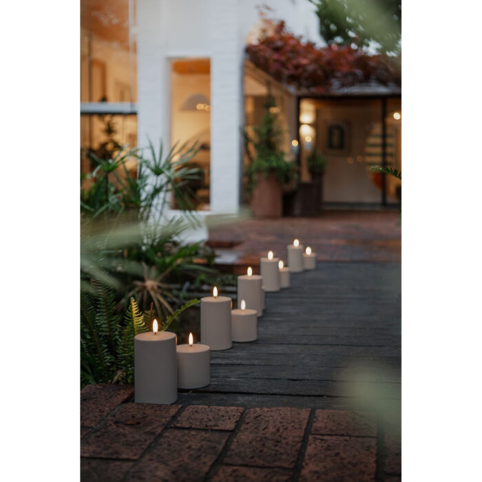 Uyuni Outdoor LED Stumpenkerze 8,4 x 10cm sandstone – Produktansicht
