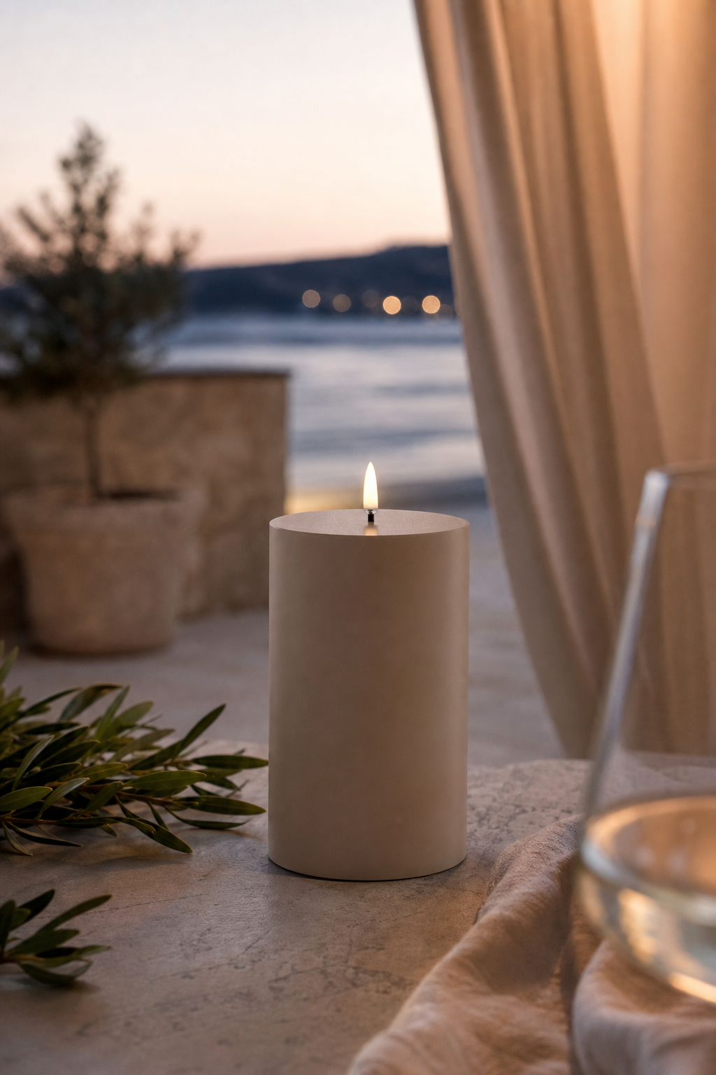 Uyuni Outdoor LED Stumpenkerze 8,4 x 15cm sandstone – Stimmungsbild Uyuni Outdoor LED Stumpenkerze 8,4 x 15cm sandstone in einer stimmungsvollen Anwendungsszene