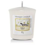 Weiße Yankee Candle Vanilla mit sichtbarem Docht und Frontetikett
