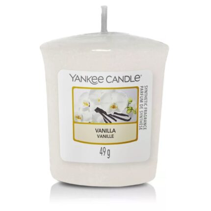 Weiße Yankee Candle Vanilla mit sichtbarem Docht und Frontetikett