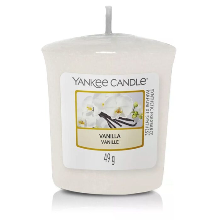 Weiße Yankee Candle Vanilla mit sichtbarem Docht und Frontetikett