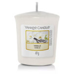 Weiße Yankee Candle Vanilla mit sichtbarem Docht und Etikett